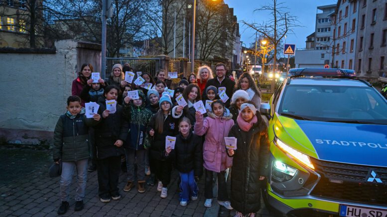 Elterntaxis vor Gebeschusschule sorgen für Unruhe: Kinder verteilen selbst gestaltete 'Strafzettel'