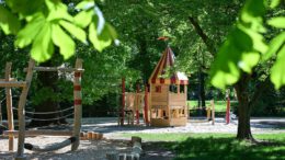 Erneuerter Spielplatz im Hanauer Schlossgarten öffnet mit märchenhaftem Konzept