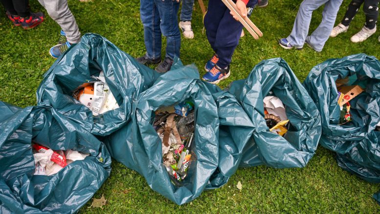 Freiwillige in Klein-Auheim sammeln Abfall beim hessenweiten Frühlingsputz