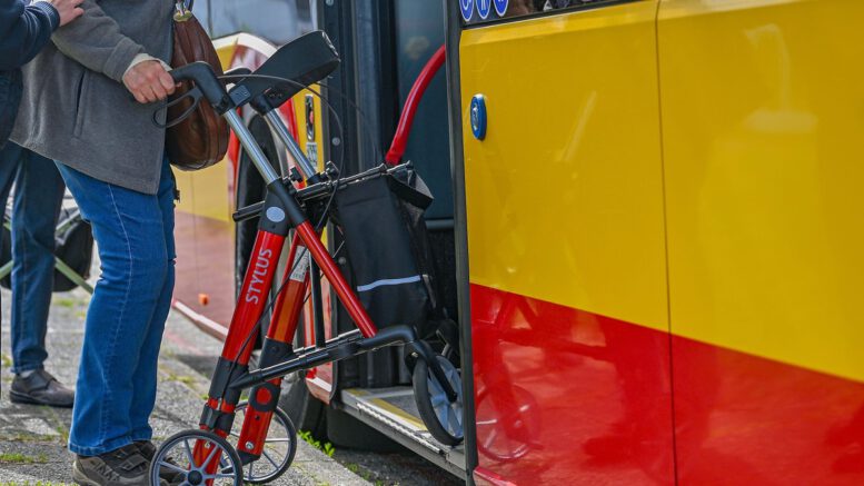 Hanau bietet Schulung zum sicheren Busfahren mit dem Rollator Hanau bietet Schulung zum sicheren Busfahren mit dem Rollator