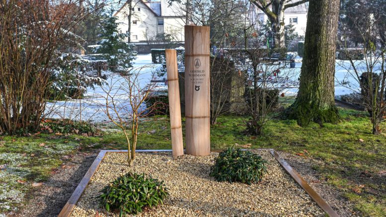 Hanau erklärt die Grabstätte der Puppenmuseumsgründerin Gertrud Rosemann zum Ehrengrab