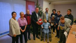 Hanau: Kaminsky und Bieri besuchen Wohngruppen des Behindertenwerks und übergeben Weihnachtsspenden