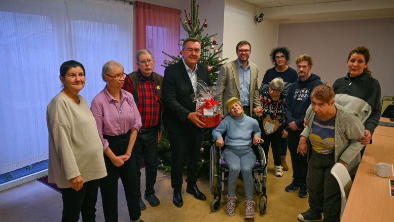 Hanau: Kaminsky und Bieri besuchen Wohngruppen des Behindertenwerks und übergeben Weihnachtsspenden