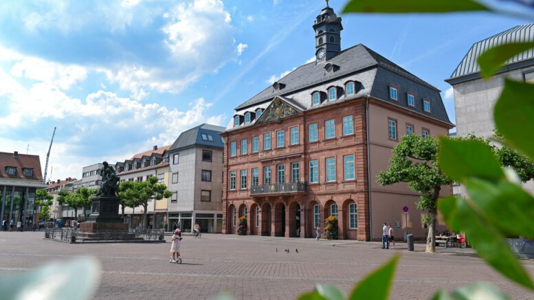 Hanau zeigt Ausstellung zur kulturellen Vielfalt im Neustädter Rathaus