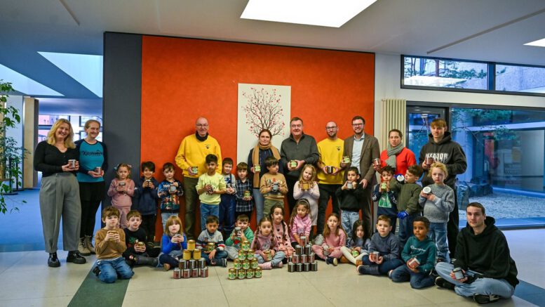 Hanauer Kitas erhalten lokalen Honig für Ernährungsprojekt