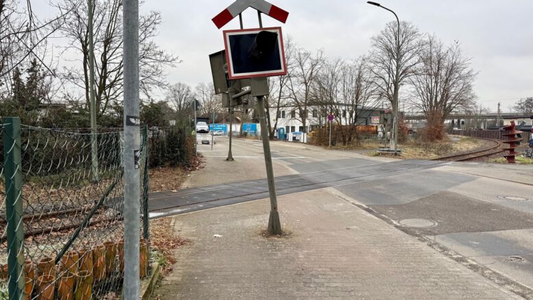 Untersuchungen nach Beschädigung der Blinklichtanlage an der Hanauer Landstraße