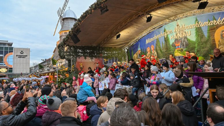 Weihnachtslied auf dem Hanauer Markt bringt 5000 Euro für Kinder und Jugendhospizdienst