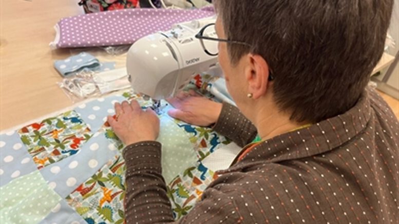 Weststadtbüro erweitert Nähgruppe mit leistungsstarker Maschine